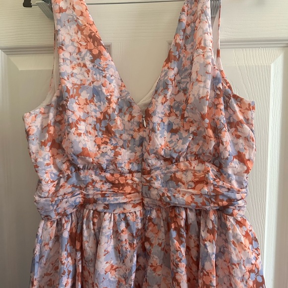 Nordstrom Ruffle Midi Dress
KOKO + MASON NWT Size Large - Picture 7 of 9